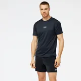 Remera deportiva negra de manga corta, con logo reflectivo en el pecho.