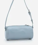Bolso baguette pequeño cilíndrico color celeste, confeccionado en material sintético PU, con correa fina de hombro y cierre por cremallera.