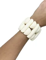 Pulsera elástica de resina en color verde, con diseño moderno y ancho de 7 cm.