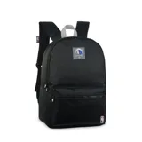Mochila negra de nylon con textura tejida, diseño clásico de dos compartimentos con cierre. Presenta el logo de los Dallas Mavericks en el panel frontal superior y el logo de la NBA en la parte inferior.