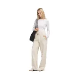 Pantalón de jogging color crema, de corte ancho y cintura alta con cordón ajustable.