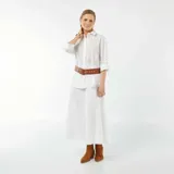 Camisa blanca de algodón con bordado inglés, corte clásico, cuello camisero y mangas 3/4 con puños abotonados.