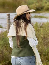 Chaleco sastrero verde oliva confeccionado en paño de lana con detalle en la espalda. Diseño con cuello en V, cierre frontal con botones y bolsillos ribeteados. Hecho en Uruguay.