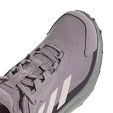 Championes de trekking Adidas Terrex Anylander color lila con detalles en gris y beige.