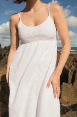 Vestido blanco de algodón con bordado calado, corte clásico y forro de voile.