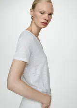 Remera celeste de lino con cuello en V y mangas cortas.