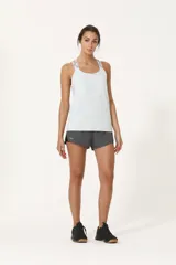 Musculosa deportiva de color verde agua, con tirantes cruzados en la espalda y tejido suave al tacto.