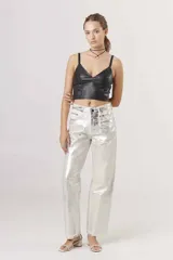 Pantalón de jean metalizado color dorado, de corte recto y tiro alto.