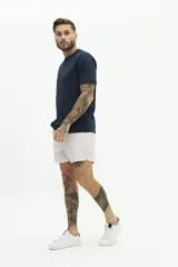 Short de baño estampado con efecto lavado, cintura fija con botón, dos bolsillos laterales y uno trasero. Tela ligera de rápido secado con logo bordado.