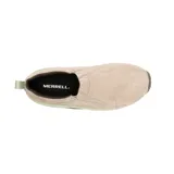 Zapatillas slip-on Merrell Jungle Moc color beige, confeccionadas en gamuza, con doble elástico lateral, forro de malla transpirable, plantilla de espuma EVA reciclada, tecnología Air Cushion en el talón y suela de goma adherente.