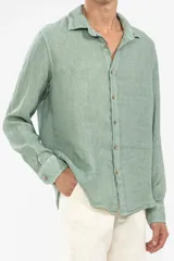 Camisa verde de lino con botones de madera, corte recto y mangas largas.
