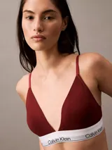 Sostén triangular Calvin Klein de la línea Modern Cotton, color rojo borgoña, con breteles finos regulables y banda elástica blanca con logo de la marca.