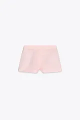 Bermuda de tiro medio color rosa, confeccionada en lino, con bolsillos delanteros y falsos bolsillos de vivo en la espalda.