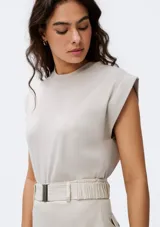 Musculosa azul marino de tejido de punto con cuello redondo y sisas amplias. Diseño minimalista y corte recto.