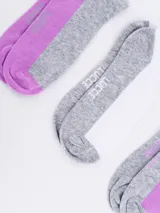 Pack de tres pares de soquetes tobilleros con diseño bicolor. Un par color beige con puntera y talón verde lima, un par gris con puntera y talón verde lima, y un par color beige con puntera y talón verde lima.