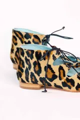 Blucher semibotín con estampado animal print y cordones en la parte central. Interior 100% piel y suela de cuero.