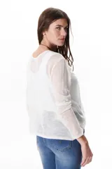 Sweater beige de tejido de punto calado, con mangas largas y cuello redondo. Confeccionado en viscosa y poliéster.