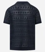 Remera polo de hombre color beige, con cuello en V, mangas cortas y textura patchwork calada.