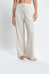 Pantalón largo de punto color gris claro, con cintura elástica y cordón ajustable.