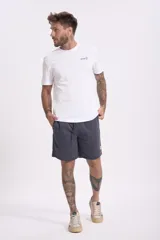 Bermuda de hombre color gris oscuro, con cintura elástica ajustable con cordón.