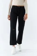Pantalón de gabardina negra de tiro medio, fit recto cropped con rotos en las rodillas y bolsillos.