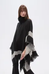 Poncho de tejido grueso, color negro y gris, con diseño de franjas diagonales y cuello alto con cierre. Presenta terminaciones con flecos.