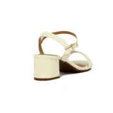 Sandalia de dama con una tira delantera y taco bajo, de color blanco y diseño elegante.