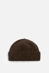 Gorro de lana tejido en punto morado oscuro, con vuelta y detalles rotos.