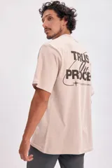 Remera color beige de corte oversize con estampa en la espalda con la frase "Trust the process".