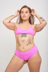 Corpiño de bikini verde con breteles finos que se cruzan en la espalda.