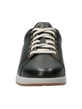 Zapatilla urbana de cuero color dorado, con cordones y suela blanca.