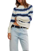 Sweater corto de estilo cuadrado con tejido de ochos clásico y diseño a rayas horizontales en blanco, azul claro y azul oscuro.