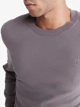 Sweater Calvin Klein de algodón color lila, de corte clásico, cuello redondo y logo bordado en el pecho.
