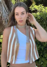 Corbatín de red plateada con brillos y flecos.