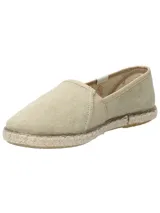 Alpargatas color ocre con suela de yute y goma.