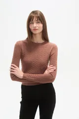 Sweater blanco de viscosa, con cuello a la base, diseño de ochos y corte al cuerpo.