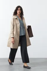 Jean de calce ultra wide confeccionado en denim de algodón color negro. Presenta una silueta amplia desde la cadera y un panel lateral en contraste que estiliza la pierna.