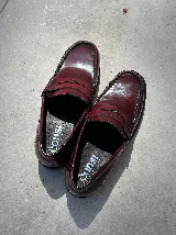 Mocasines de cuero color marrón topo, con suela de goma y detalle de antifaz con costuras en la capellada.