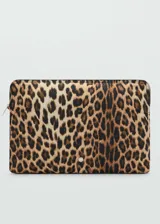 Funda para laptop con estampado de leopardo, cierre de cremallera y detalle de logo circular en el centro.
