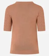 Blusa color ladrillo de punto con textura acanalada, cuello redondo y mangas cortas.