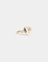 Anillo dorado con dije de corazón tipo relicario.