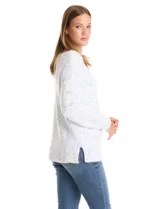 Buzo de tejido soft jaspeado en blanco y azul, con escote a la base, mangas largas de corte recto y ruedo con terminación recta y pequeños tajos laterales.