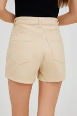 Short de jean negro, liso, de corte recto y tiro alto.