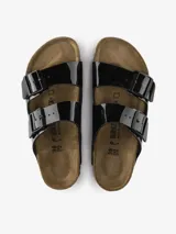 Sandalias Birkenstock Arizona negras de charol con doble tira ajustable con hebillas metálicas y plantilla anatómica de corcho.