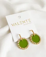 Par de caravanas colgantes con aro dorado y pieza circular verde con borde de strass.