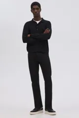 Pantalón de jean negro, de corte recto, con bolsillos delanteros y traseros.