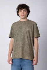 Remera gris con efecto gastado, corte semi-oversize y estampado pequeño en el pecho con un diseño de un girasol.