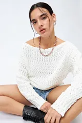 Sweater blanco de punto texturado y calado, con cuello amplio y fit relajado.