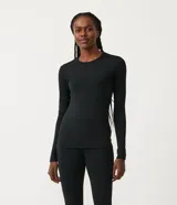 Remera deportiva térmica blanca, de cuello redondo y mangas largas.