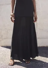 Vestido largo negro de tejido de punto fino, con cuello perkins, sin mangas y diseño entallado.